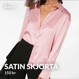 Rosa satin skjorta/blus från Gina tricot - Rosa satinskjorta från gina tricot i storlek 40. Är så fin i tyget och luftig och skön att ha på sig. Har endast testat och har tyvärr inte fått någon användning av den sedan dess. 