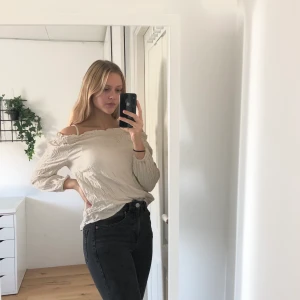 Beige tunika  - Beige topp i riktigt skönt material! Från Gina Tricot i storlek 34. 