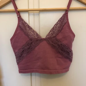Urban outfitters linne strl xs lila - Slutsålt linne från Urban outfitters i lila. Nypris är kanske 300 kr! Den är i strl xs och i en fin lila färg. Använd någon gång men inte sliten på något sätt. Frakt tillkommer! Skriv om ni vill ha fler bilder eller har några frågor💕