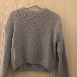 Stickade tröjor från hm - Fint skick , använd fåtal gånger. Båda för 80 eller en för 50 , Den blåa är i finast skick 