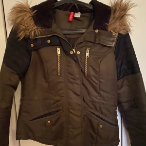 Jacka från HM - Hej, säljer denna jacka från HM. Använd flera gånger men är i god skick☺️