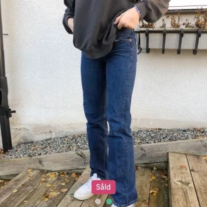 vintage jeans! -  OBS LÅNADE BILDER❤️ supersnygga, raka mörkblåa jeans från Levis! köpta här på plick men ångrade mig. jättefin mörkblå färg och fint skick! passar nog en mindre XS/XSS, möjligtvis S men kan inte lova. Modellen är ”normal” midjad om man kan säga så. skriv privat för fler bilder!,köpare betalar frakt!, Kram❤️