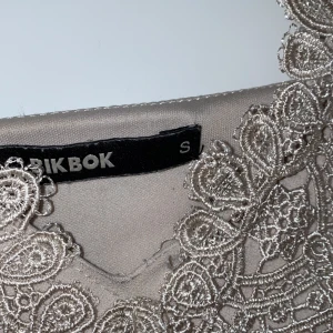 Croppat linne Storlek S - Croppat linne, otroligt fin och skön, men sitter tyvärr för tajt runt mina bröst, mjukt material och ganska stretch.