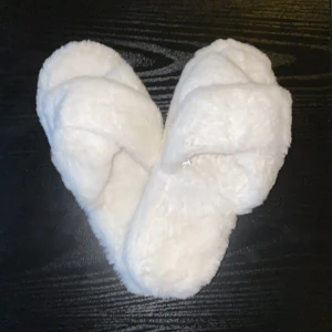 Hemma tofflor storlek 38/39 - Ett par ”pyjamas” tofflor som jag köpt på newyorker, köpte dom utan att kolla storlek.. storlek 38/39 super sköna och mysiga 