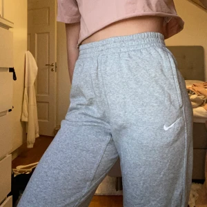 Nike sweatpants - BUDA I KOMMENTARERNA! Budgivningen avslutas på söndag! Säljer mina Nike sweatpants!! Dessa är sjukt sköna och har en lite högre midja än andra sweatpants. Den har också en liten ficka bak på rumpan och resår vid midjan (finns även ett snöre innanför) och resår vid anklarna. De är nästan helt oanvända och i väldigt bra skick. (säljer vid bra bud)