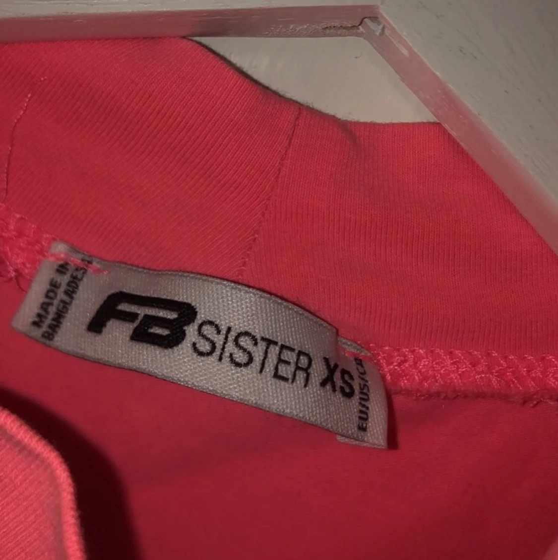 Fint neonrosa linne  - 90