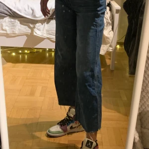 Croppde jeans - Säljer dessa croppade snygga jeansen från hm i storlek 34. 50kr + frakt❣️❣️❣️