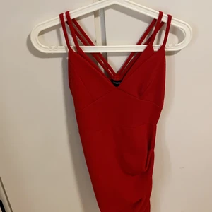 Klänning  - En röd festlig klänning, sitter tajt och bekvämt och har fina detaljer 