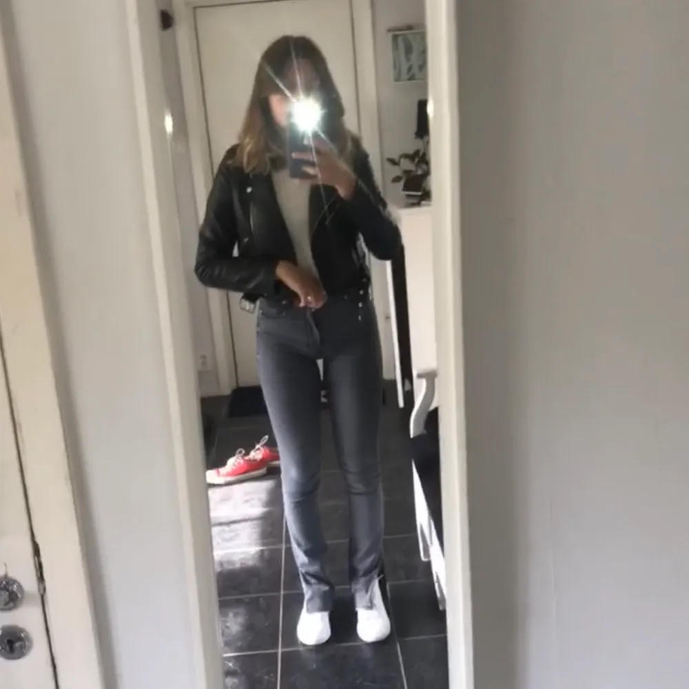 Säljer dessa gråa Zara jeans med slits. Dem två spegelbilderna är screenshots från en video där byxorna vissas upp väldigt bra, är beredd att skick den om nån vill se byxorna tydligare. 🥰🥰 Dessa jeans sitter snyggt o tight, den enda nackdelen är att en av öglorna är sönder. Detta är ingenting man märker av, o det går lätt att åtgärda. Köparen står för frakten 🥰🥰. Jeans & Byxor.