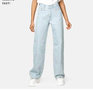 Säljer mina ljusblåa vida jeans från junkyard i storlek 25då jag inte tycker att dom passar på mig, dom är använda ca 5 gånger och skulle säga att dom är näst intill nyskick. Nypris är 499, säljer dom för 280 (pris kan även diskuteras), köparen står för frakten. Hör av er vid frågor osv. 