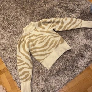 Stickad tröja  - Säljer denna stickade tröja från Gina i storlek S. Den är puffig vid axlarna och väldigt skön o varm. KÖPAREN STÅR FÖR FRAKTEN.