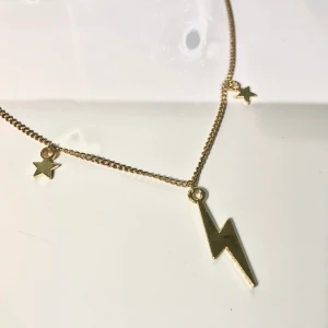 Guldfärgat halsband - Guldfärgat halsband med en blixt och två små stjärnor. 40kr + frakt. Skriv till mig på DM vid intresse eller frågor! Kramiz