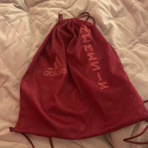 Adidas  - Aldrig använd ! Fick av kosovare asslani så det e väldig stort eftersom jag fick av en fotbollspelare i svenska landslaget därför säljer jag för 150/200