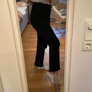 Svarta jeans nakd - Svarta raka jeans från nakd i bra skick. Väldigt bekväma och har bra passform.