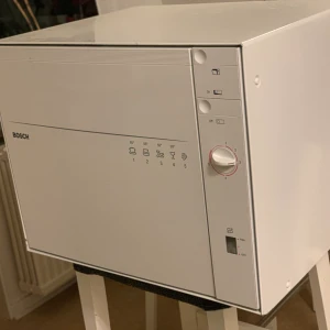 Bänk diskmaskin - Vet inte om detta är något man lägger ut här men gör ett försök 🥰 Säljer nu denna då jag fått en ny. Den fungerar men är väl använd, händer emellanåt att man måste köra en disk 2 gånger för att de ska bli rent, så rent som jag vill ha det i alla fall, därav de billiga priset, priset går möjligtvis att diskutera vid snabb affär. 