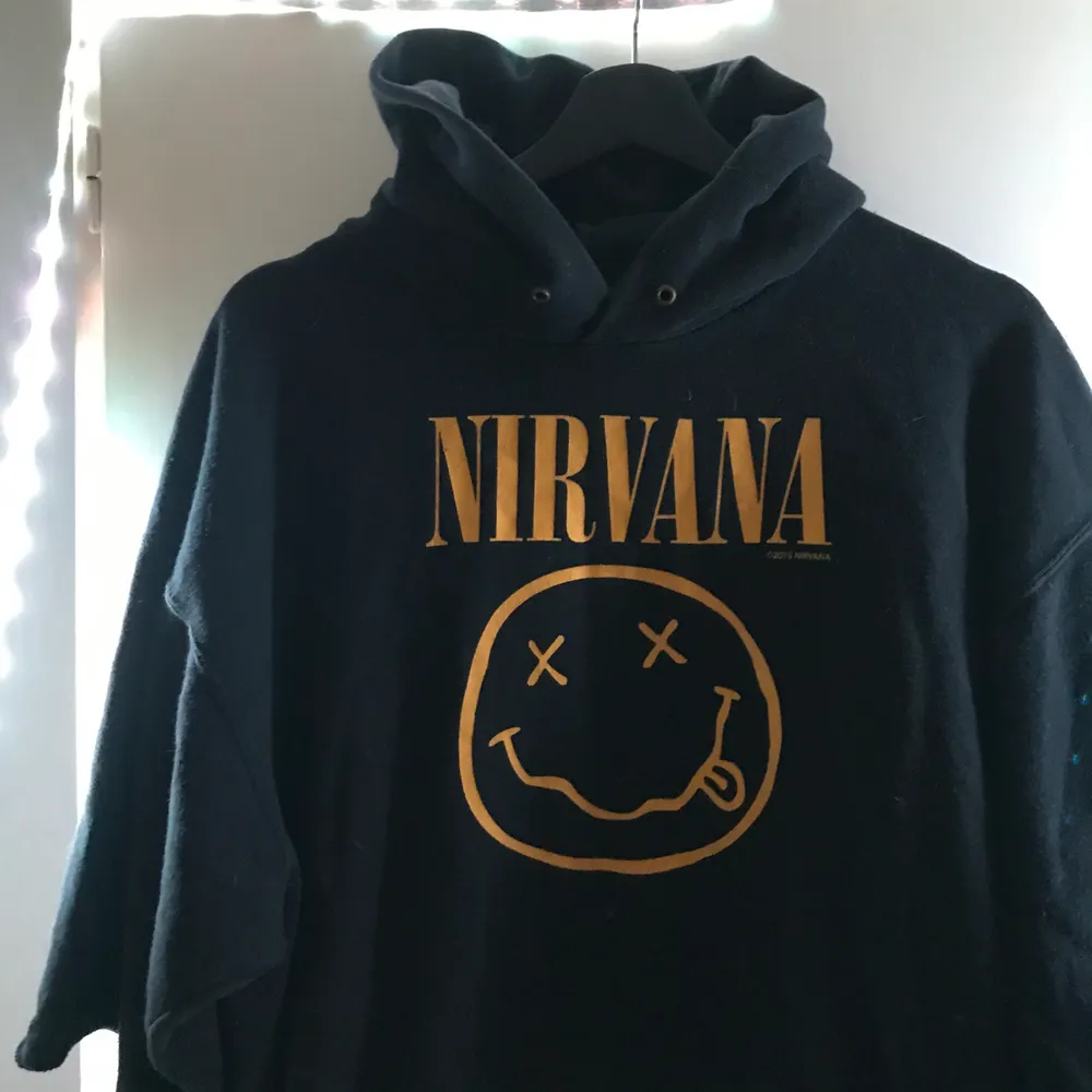 Nirvana hoodie med korta ärmar, utan snören! Köpt cirka 2 år sedan men fint skick! Köparen står för frakt och som sagt meddela om ni har frågor! Pris går och diskuteras!. Hoodies.