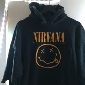 Nirvana hoodie med korta ärmar, utan snören! Köpt cirka 2 år sedan men fint skick! Köparen står för frakt och som sagt meddela om ni har frågor! Pris går och diskuteras!