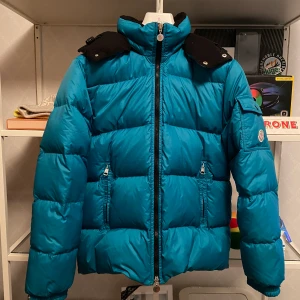 Moncler Bazille Size 0 - Ljus blå, storlek 0 (S), 8/10 skick. Inga flaws