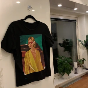 Zara t-shirt - En t-shirt från Zara med görballt tryck!!
