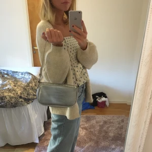 Silvrig väska  - Trendig väska i silver från asos. Finns ett innerfack i väskan. Mycket sparsamt använd <33 