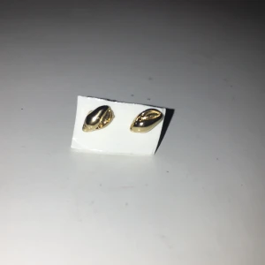 Öronhängen  - Oanvända, bild 1 är små smäck öronhängen 10kr, bild 2 är normal stora öronhängen 12kr, bild 3 är normal stora öronhängen 15kr (alla 30kr)