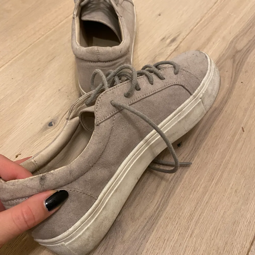 Beige mockasneakers från Nelly i storlek 37. Använda några gånger men mest stått och dammat i garderoben. Säljer för 100kr. Skor.