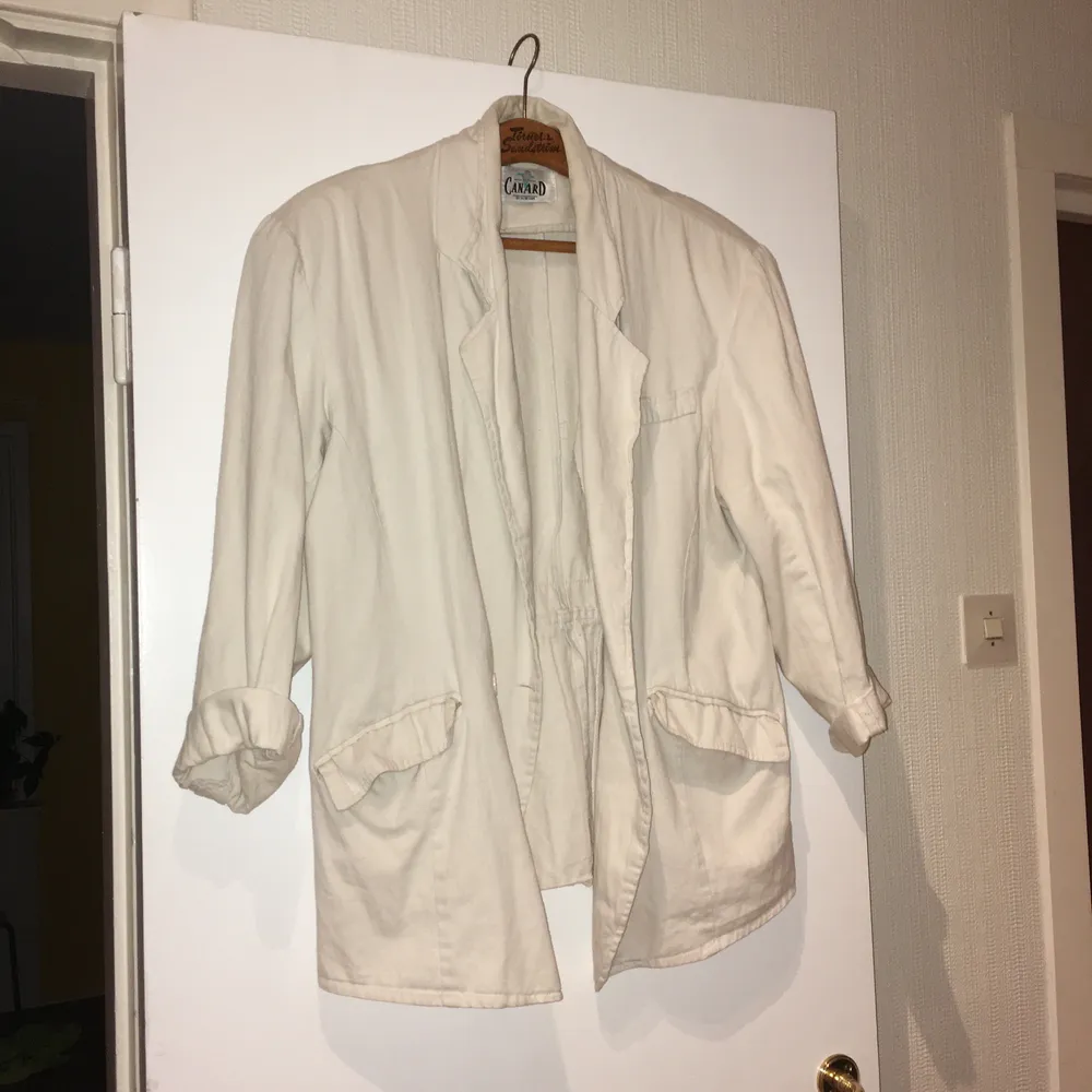 En st vit 80-tals jacka ärvd från min kära moder. Storlek L men jag har haft den som en oversize M. Jackor.