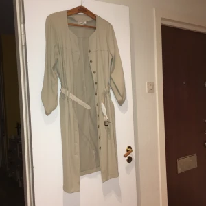 En beige jacka  - Jag från 60-talet (ärvd från farmor, som bara haft den till fint) väldigt bra kvalitet 