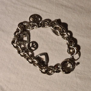 Stål kedjearmband - Fint stålarmband med hjärtan och peacemärken ❤ från lilia & lykke. Använd fåtal ggr                                                         Frakt tillkommer