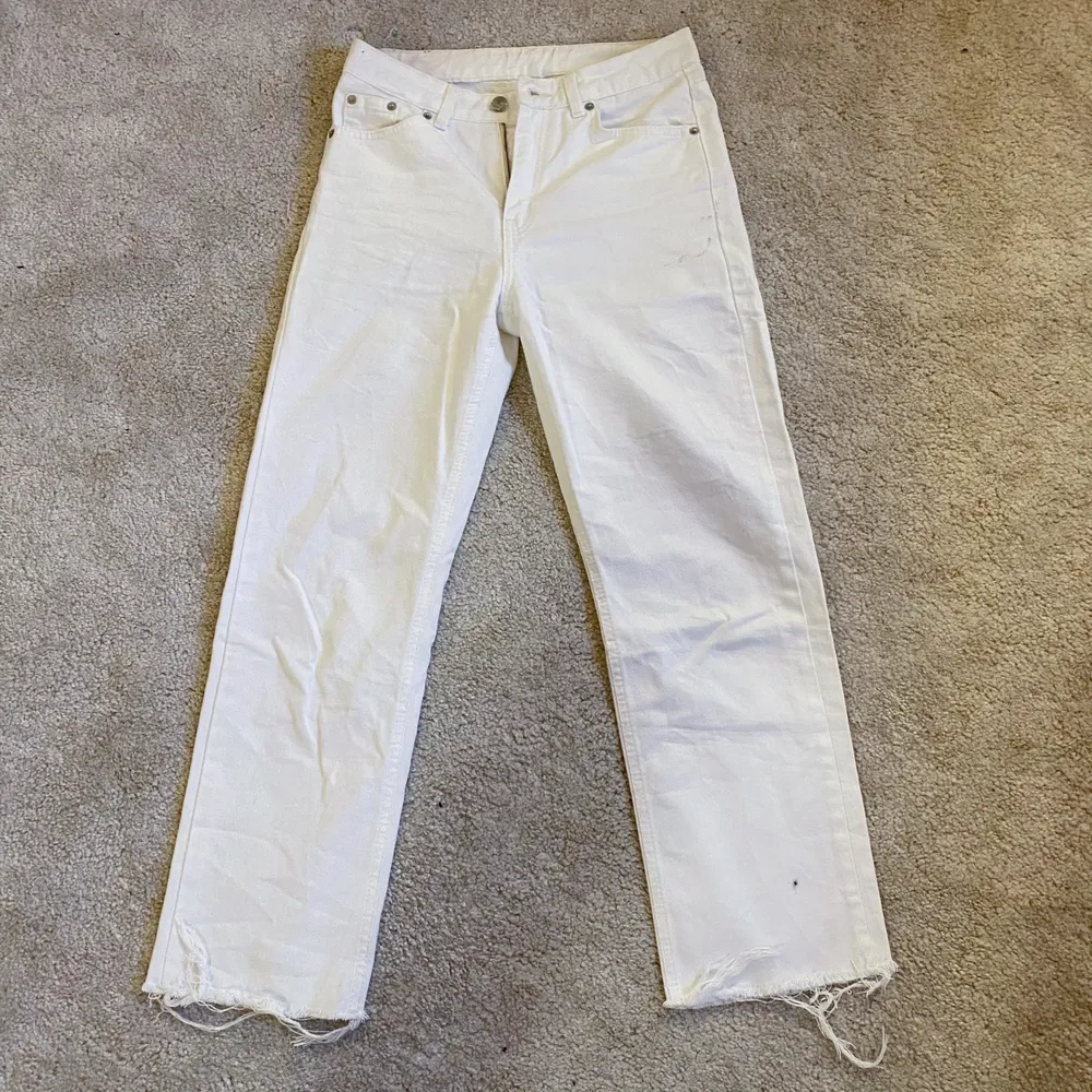 vita jeans från nakd som jag nu säljer pågrund av att jag ej använder dem längre🤍. Jeans & Byxor.