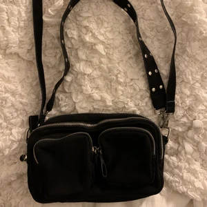 Ginatricot västa - Svart västa från Ginatricot. Knappt använd i mycket fint skick. Säljs då den inte kommer till användning. 