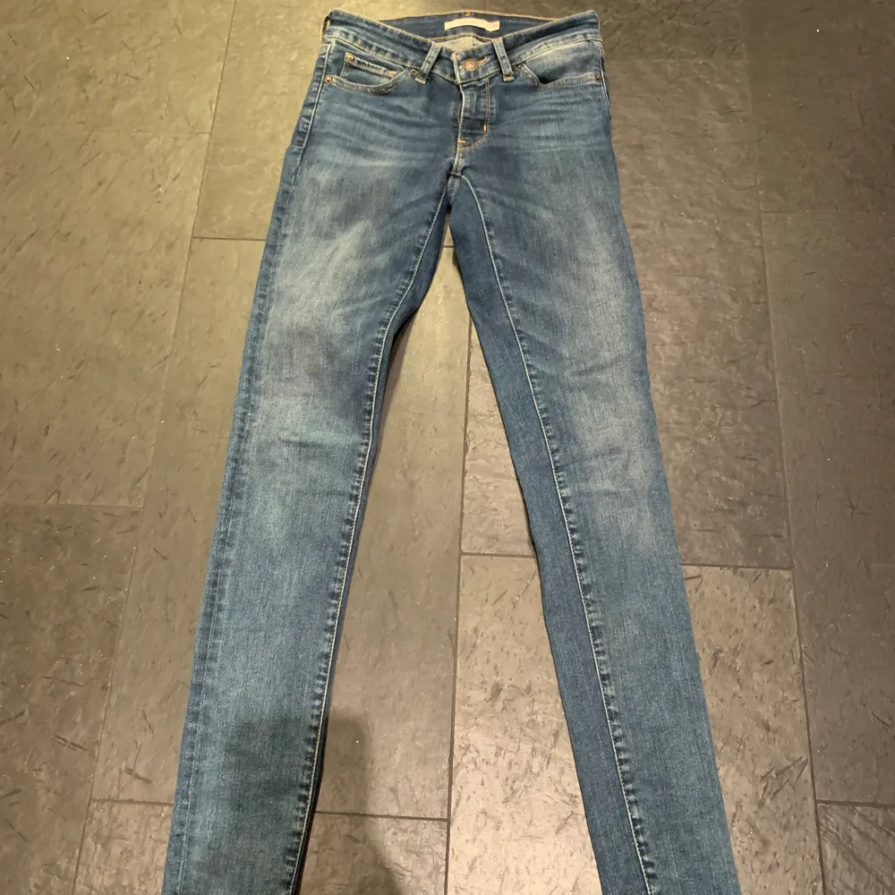 Levis modellen 711 skinny jeans strl 24 bra skick, 250 kr eller bud.. Jeans & Byxor.
