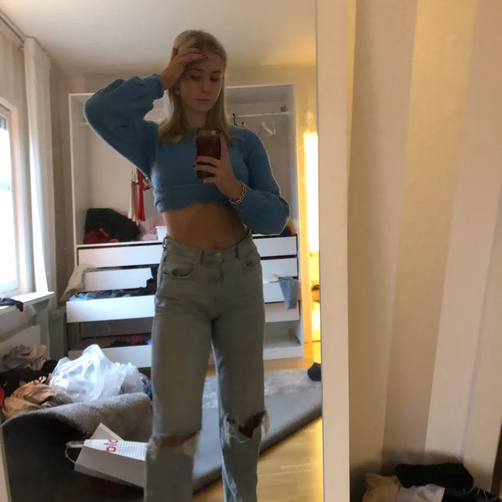 Jätte snygga och trendiga jeans från Gina tricot med slitningar! Jätte skönt material och i bra skick. Högsta bud 370kr med frakt . Jeans & Byxor.