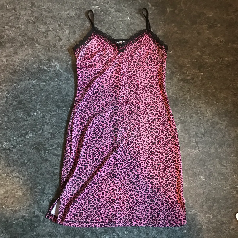  en rosa leopard klänning Väldigt y2k. Med lace vid urringningen och en liten rosett i mitten och två slits nertill. Skönt material. Kan mötas upp i Stockholm eller posta. Frakt 44kr. Meddela mig om eventuella frågor.. Klänningar.