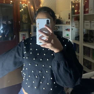 Tröja med pärlor  - Jättefin tjock tröja med pärlor på. Rätt så kort i längd. Endast använd 1 gång och alla pärlor sitter kvar:) 