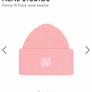 Byta? - Är det någon som skulle vilja byta min rosa acne mössa mot en svart eller beige? Mössan har jag haft sen förra året men har inte användt den så mycket. Den är i bra skick men det är sminkfläckar inuti mössan men det syns inte när man har den på.☺️