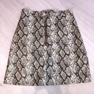 Kjol - Kjol med orm mönster. Fint skick!