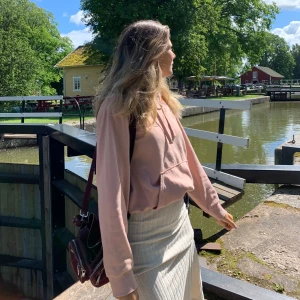 Hoodie - Säljer denna extremt fina och sköna hoodie, passar storlekar S/M. Sparsamt använd så skicket är jättebra! 