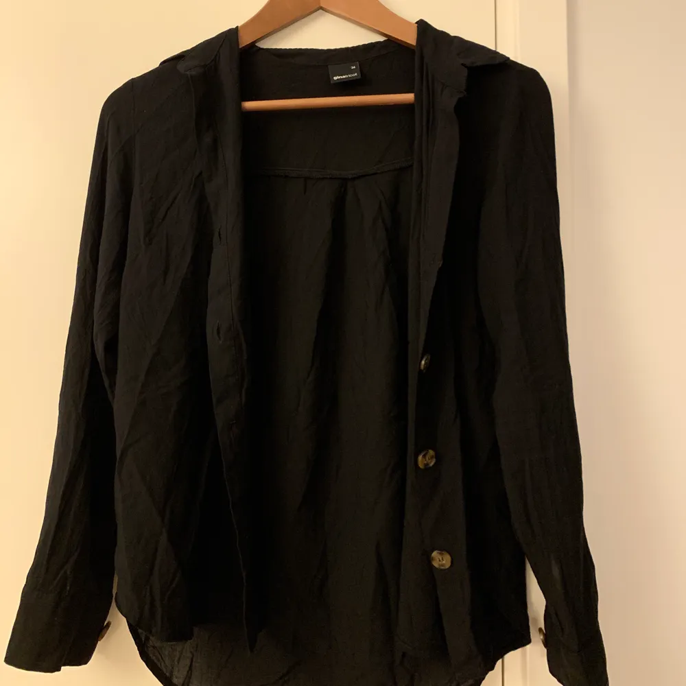 Säljer en så himla fin svart skjorta från Gina. Älskar knapparna och materialet kan vara det skönaste jag haft på mig. Säljer p.g.a att den inte kommit till användning tyvärr.. Skjortor.