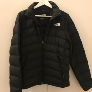 North Face jacka - Dunjacka från The north face i stl S, den har en fläck från foundation på kragen men annars fin💞