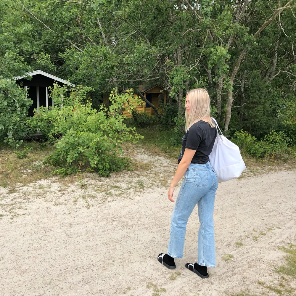 INTRESSEKOLL! Säljer dessa ifall någon är intresserad till rätt pris. Kan gå ner i pris! Älskar dessa raka Levis jeans! Passar mig bra som är 161 cm lång. . Jeans & Byxor.