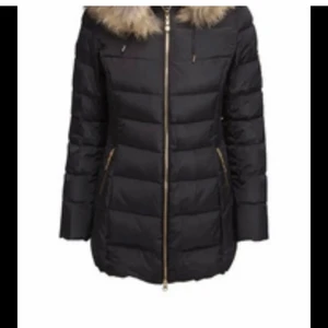 Hollies jacka - Väldigt varm och är i ett fint skick, jackan kommer med både den vita ich den bruna pälsen. 