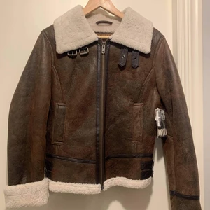 NY JOFAMA JACKA  - Säljer två helt nya Jofama jackor med prislapp på. Passar perfekt till vinter och håller värmen, har en Ecakt likadan själv! Säljer i Strl 38 & 40. Dem är inköpta för 5900kr/st!