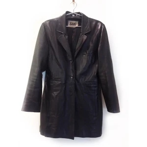 Jacka/kappa/trenchcoat - Fin skinnjacka i äkta läder från Saki. Storlek 36, men tycker den snarare är en 38:a. Knappen längst ned saknas. Hämtas i Telefonplan (Stockholm) eller skickas mot porto.