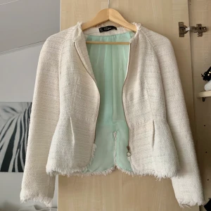 Blazer/jacka  - En till vit kortare ”jacka” från Zara i Strl S🥰 buda på!