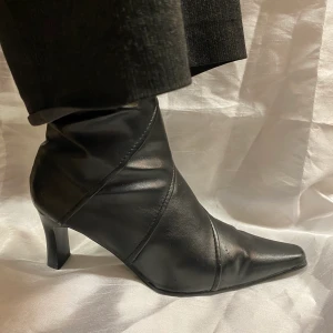 Svarta klackskor  - Jätte fina klackskor! Köpt på second hand för 400kr. Storlek 39 men hyfsat liten, (har 38 och de passar perfekt) 