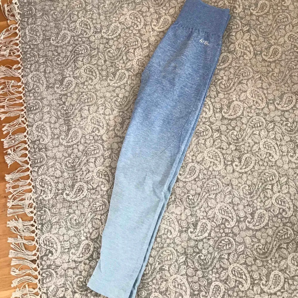 Väldigt fina blåa tights ifrån AYBL (beaybl.com) i storlek S, sparsamt använda och säljer dem då jag tycker de sitter lite för tight på mig som normalt är en M-L. I övrigt väldigt sköna tights som sitter på plats. . Jeans & Byxor.
