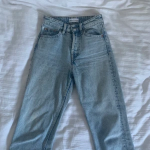 Zara jeans, storlek 34 - Ljusblå korta jeans från Zara med slitningar💞