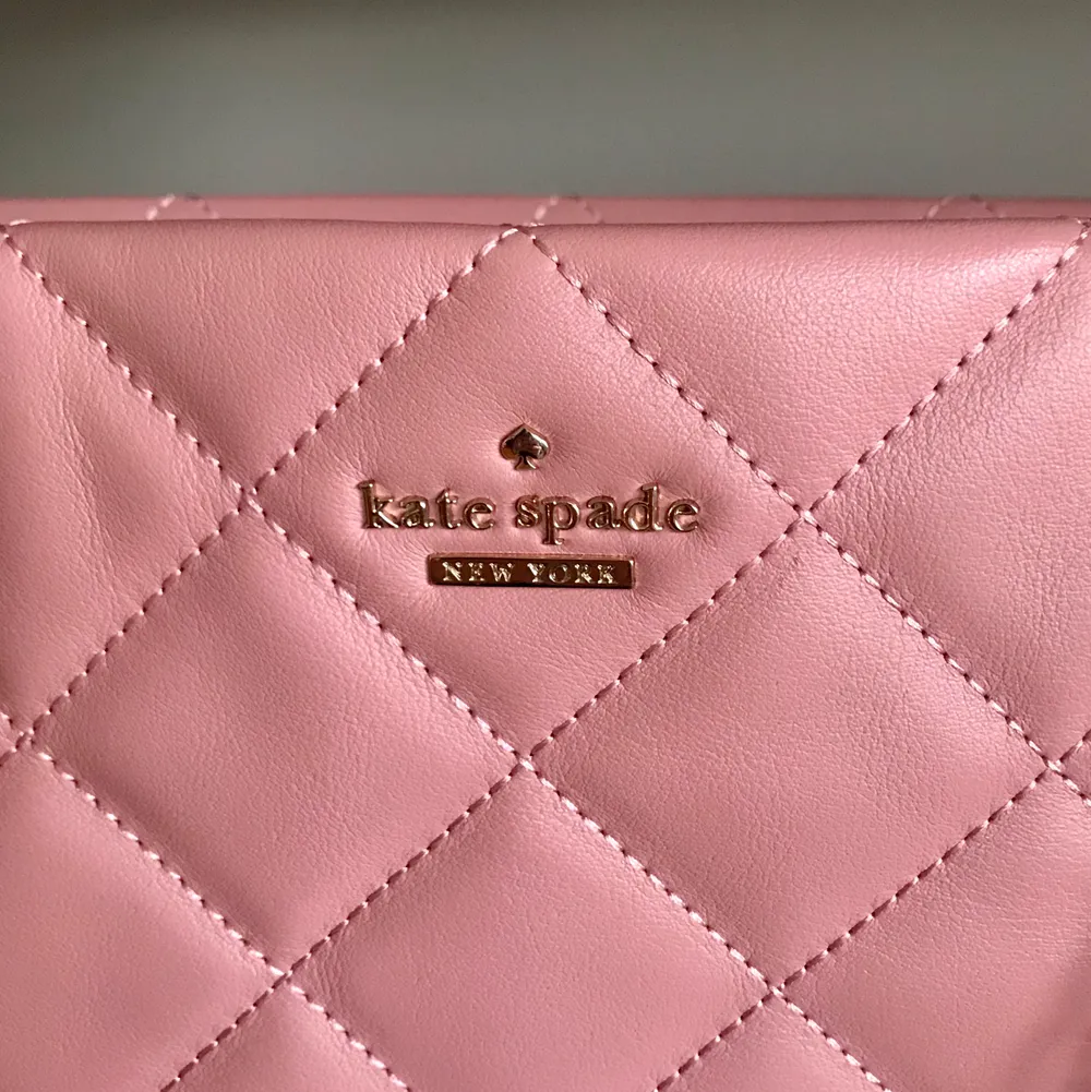 Äkta Kate Spade handväska inköpt på bloomingdales i usa 2018 för 5800:-. Använd vid 2 tillfällen, felfri. Det lilla blocket tillkom vid köp, visar på äkthet. OBS! Äkta läder. Väskor.