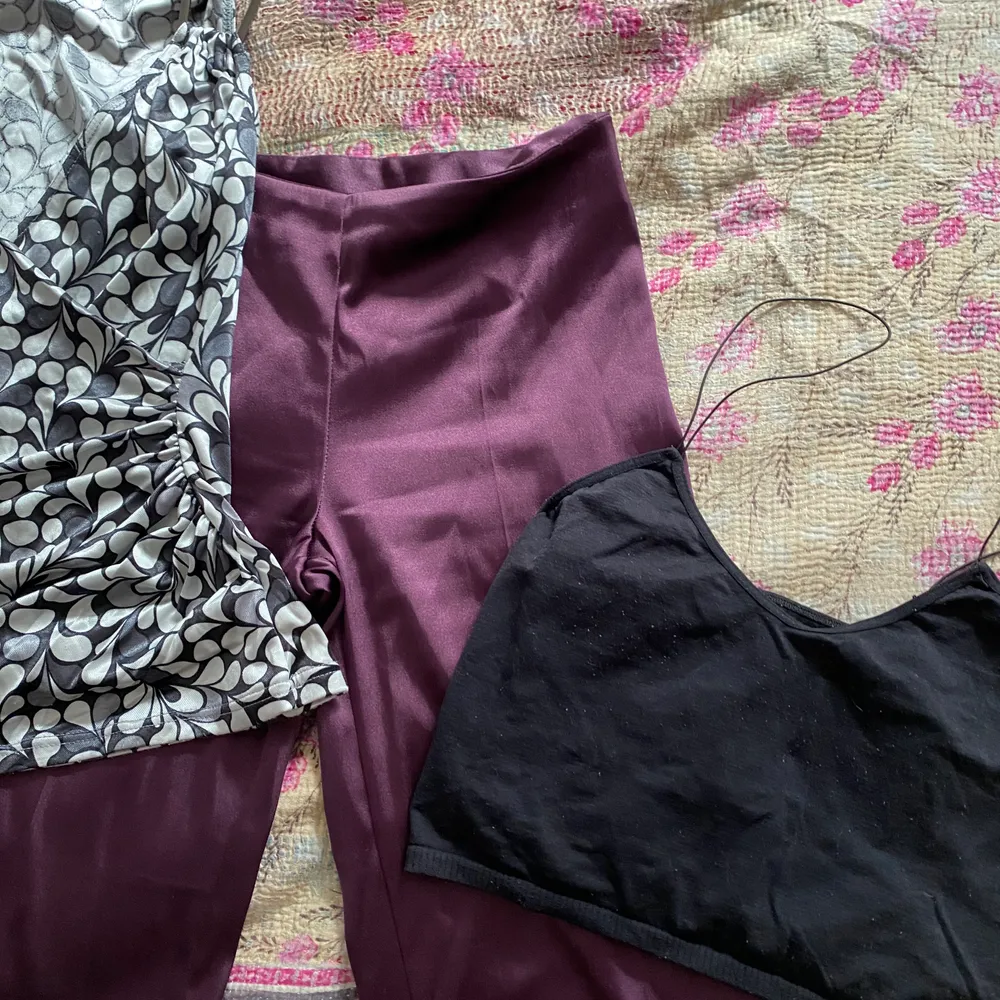 one vintage patterned tanktop (S/M), one spaghetti strap tank top (S), one pair of silky shiny flared trousers (S). most items have their own ads up on my page (so you can see photos of the items on and purchase them separately). . Skjortor.